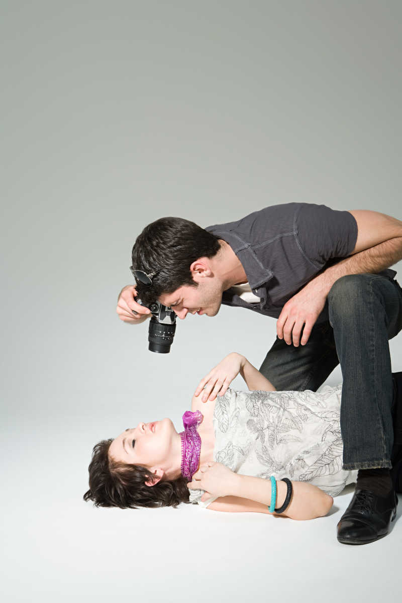 摄影师正在为模特拍照