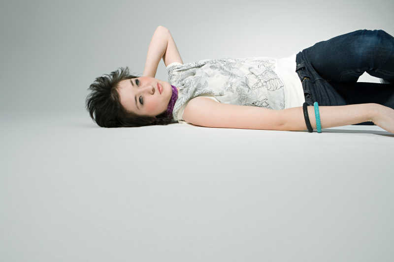 在地上躺着的短发美女