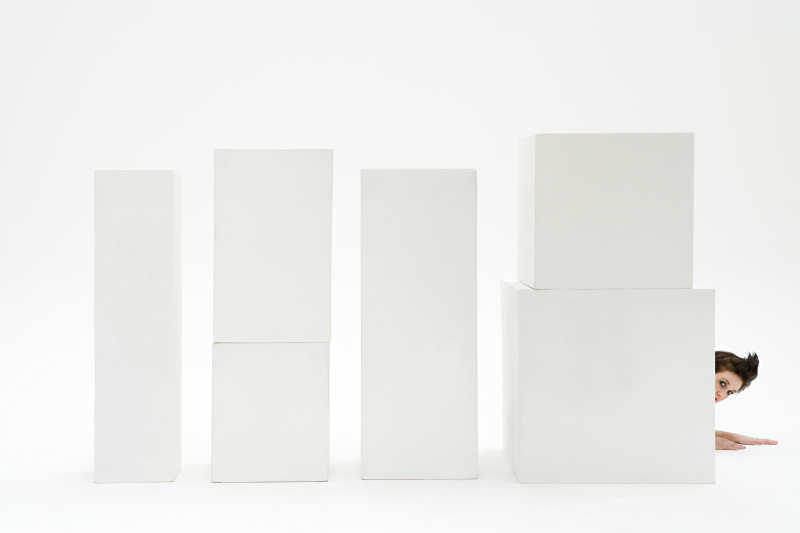 在箱子后面的女孩