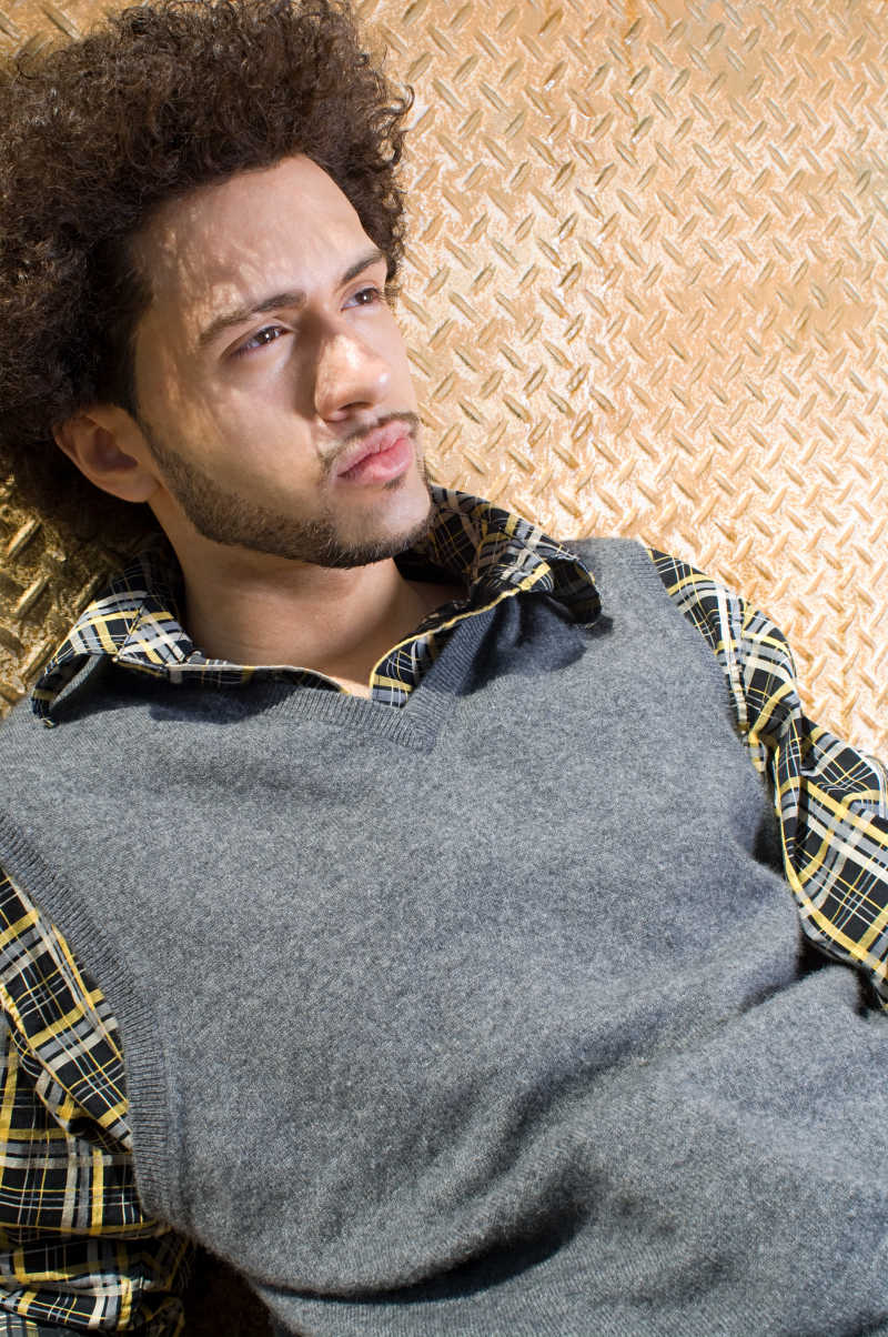 在思考的年轻男子