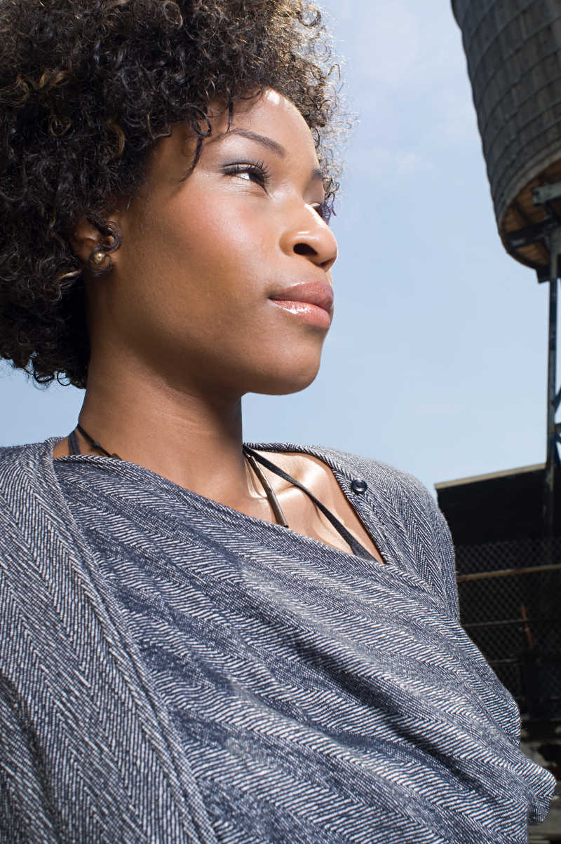 年轻的非洲女孩