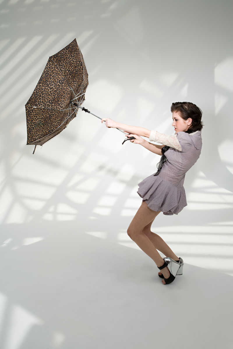 拿伞的年轻女子