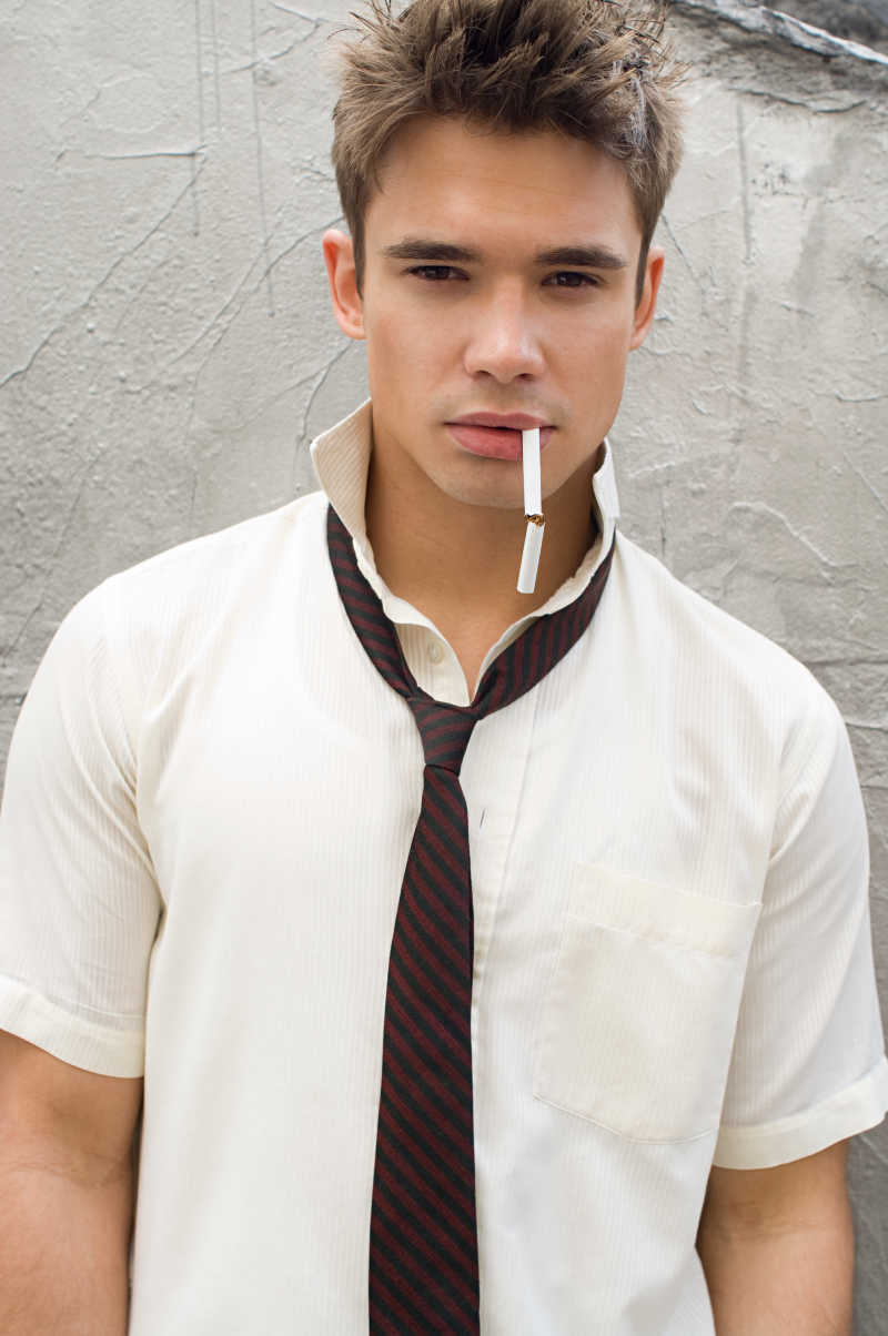 一个嘴里含着香烟的年轻人