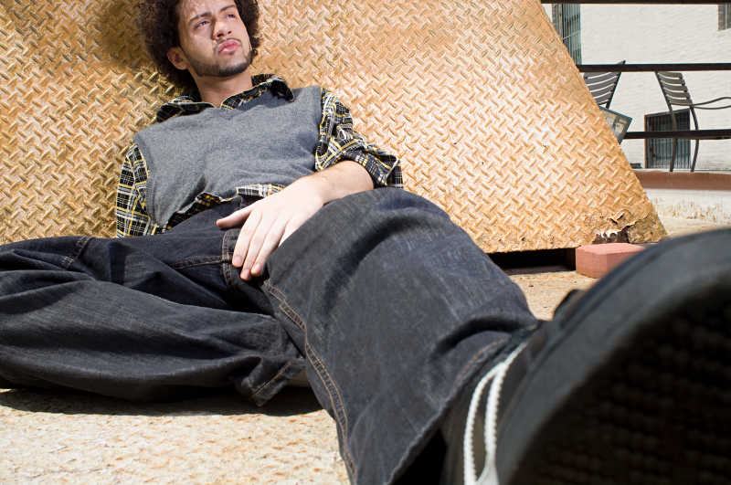 躺在地上的男人