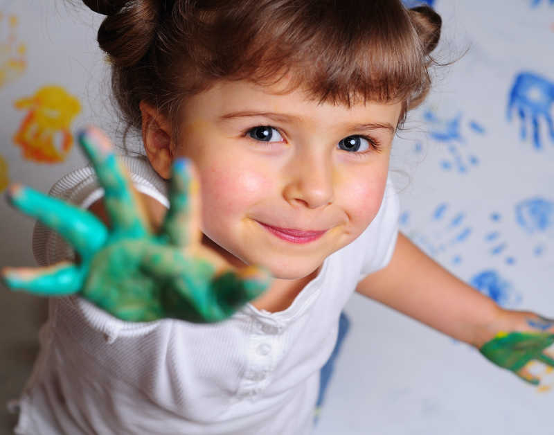 手上沾满水彩的小女孩