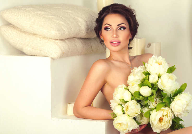 捧着一束花的性感黑发美女