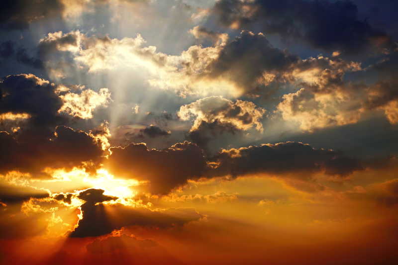 躲在乌云后面的太阳