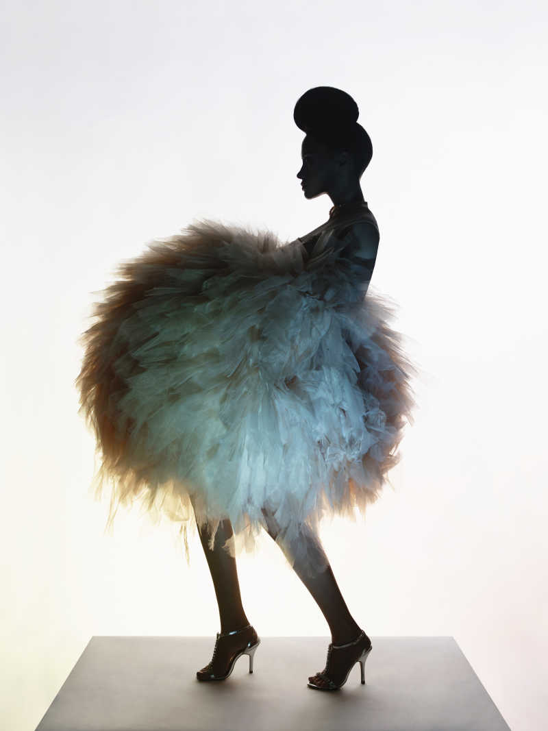 穿着晚礼服的优雅女人