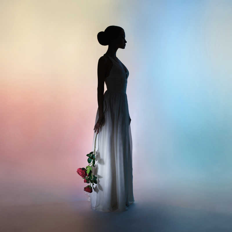 彩色背景优雅的女人