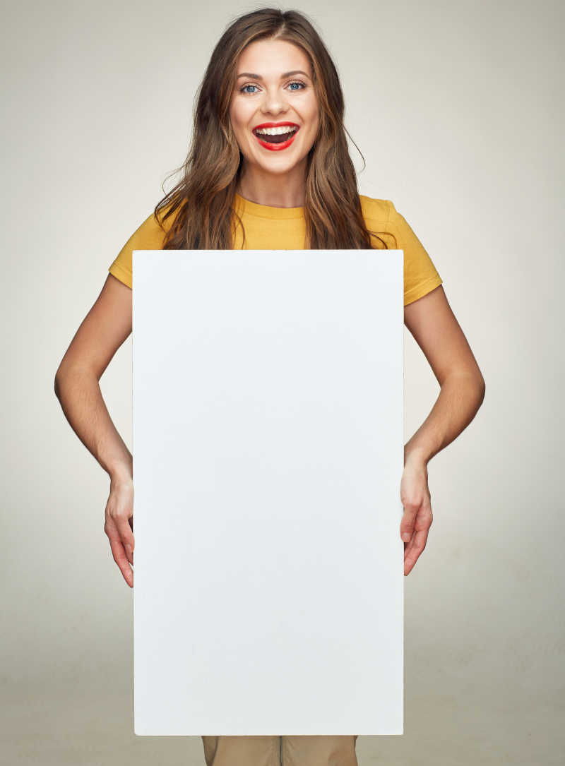 面带微笑的女子手持广告牌