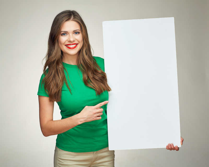 持招牌创业板的微笑的年轻女子