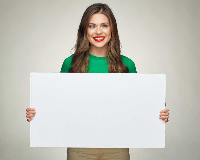 持创业板的年轻女子