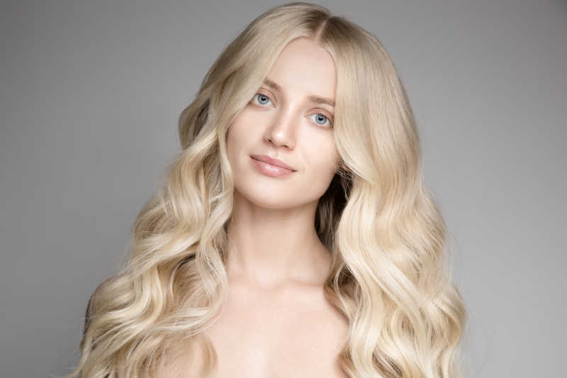 美丽的年轻金发女郎图片 波浪形长发的白人女孩素材 高清图片 摄影照片 寻图免费打包下载