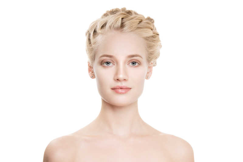 白色背景下的金发女郎