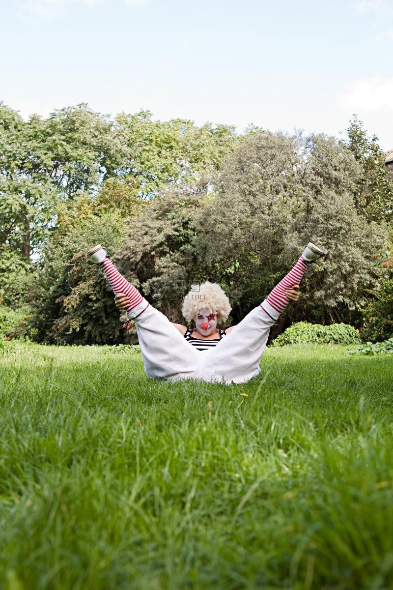 在户外草地上练功的小丑