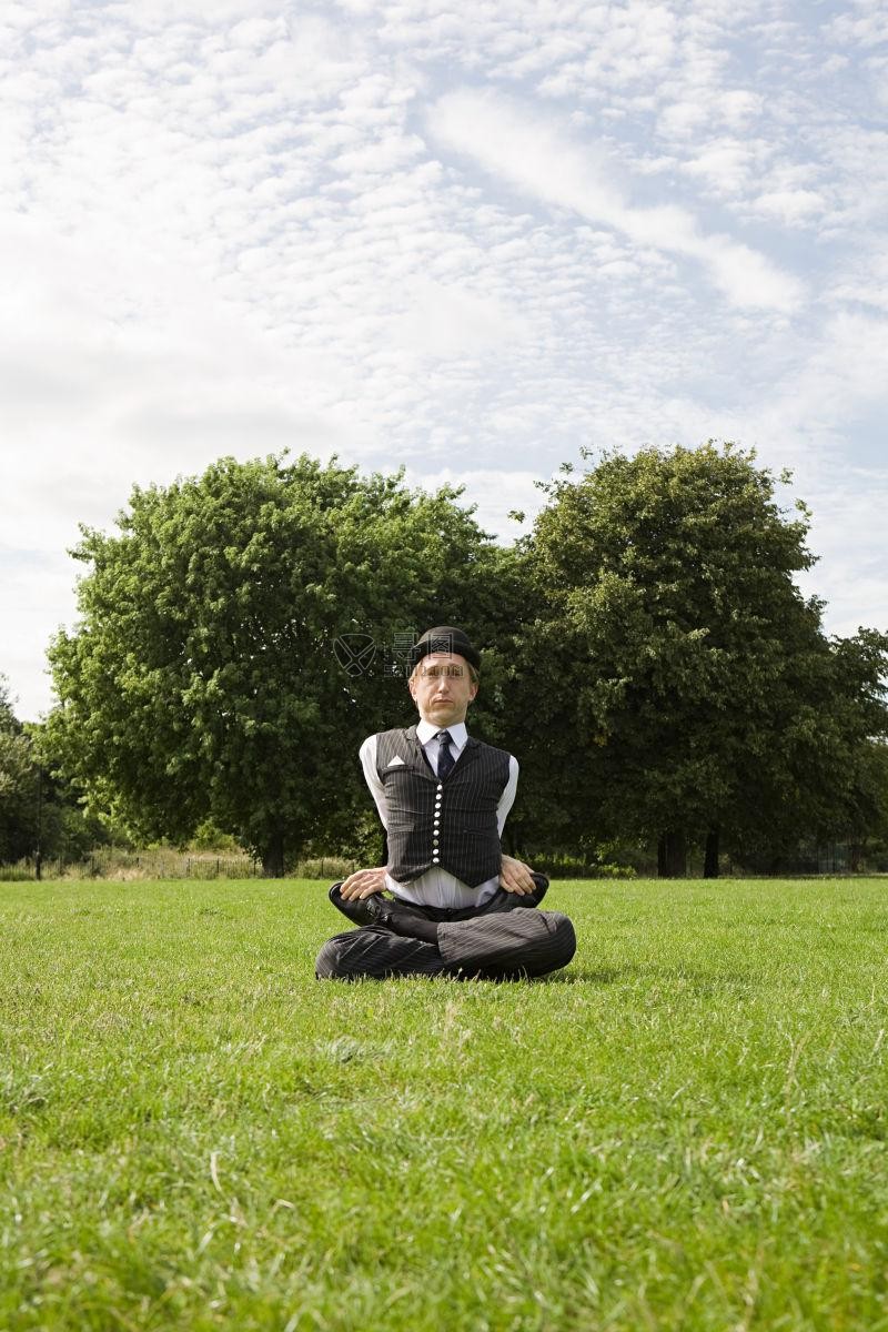 在户外草地上的马戏团的男演员