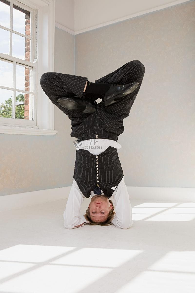 无支撑物空中倒立的马戏团男演员