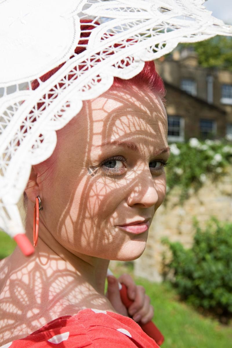 打着遮阳伞的女人