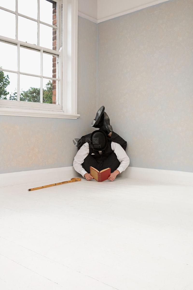 在墙角练功的柔术演员边练功边看书