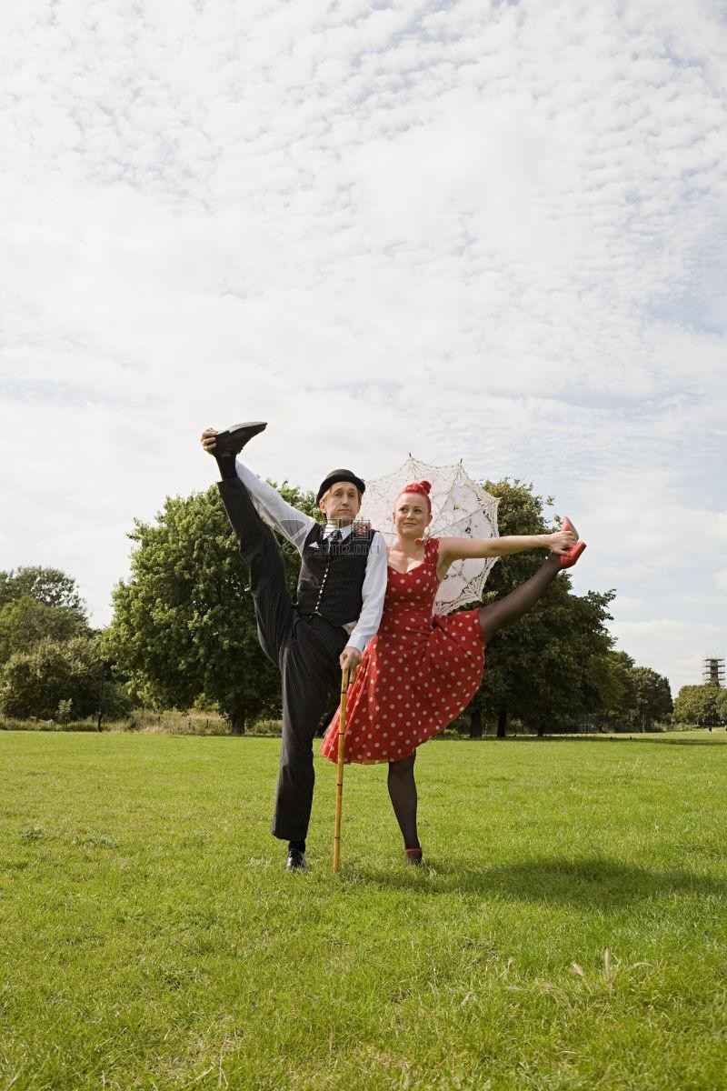 在户外草地上练功抬腿的马戏团演员