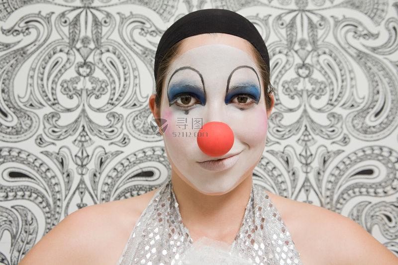 画着小丑妆容带着小丑鼻子的演员