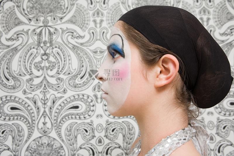 穿马戏团化妆的女人小丑