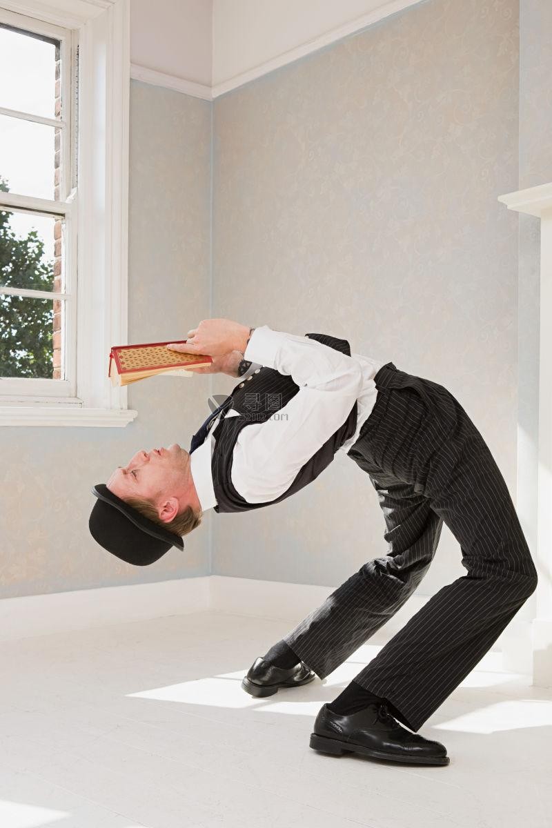 马戏团演员弯腰看书