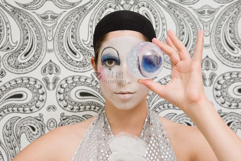 透过水晶球看小丑