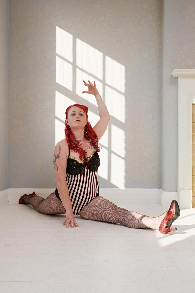 室内做劈腿动作的女人