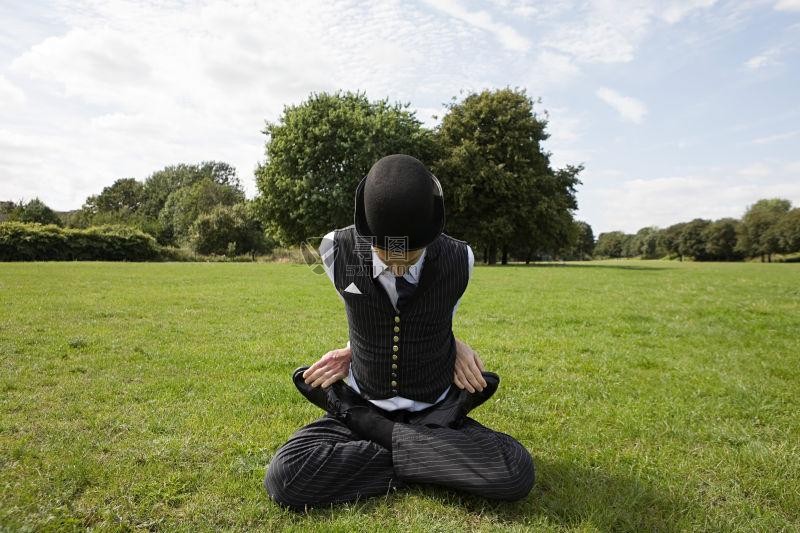 柔术演员在户外草地上表演柔术