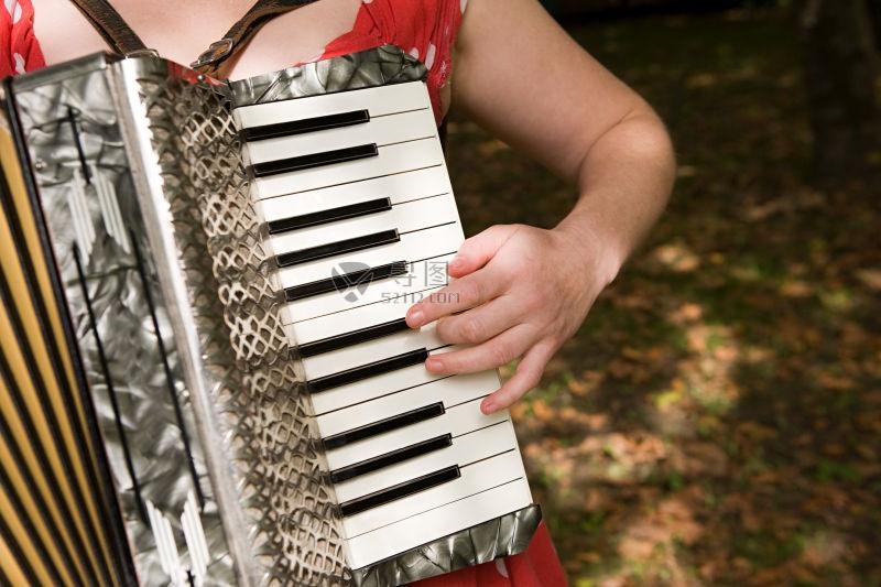拉手风琴的女子