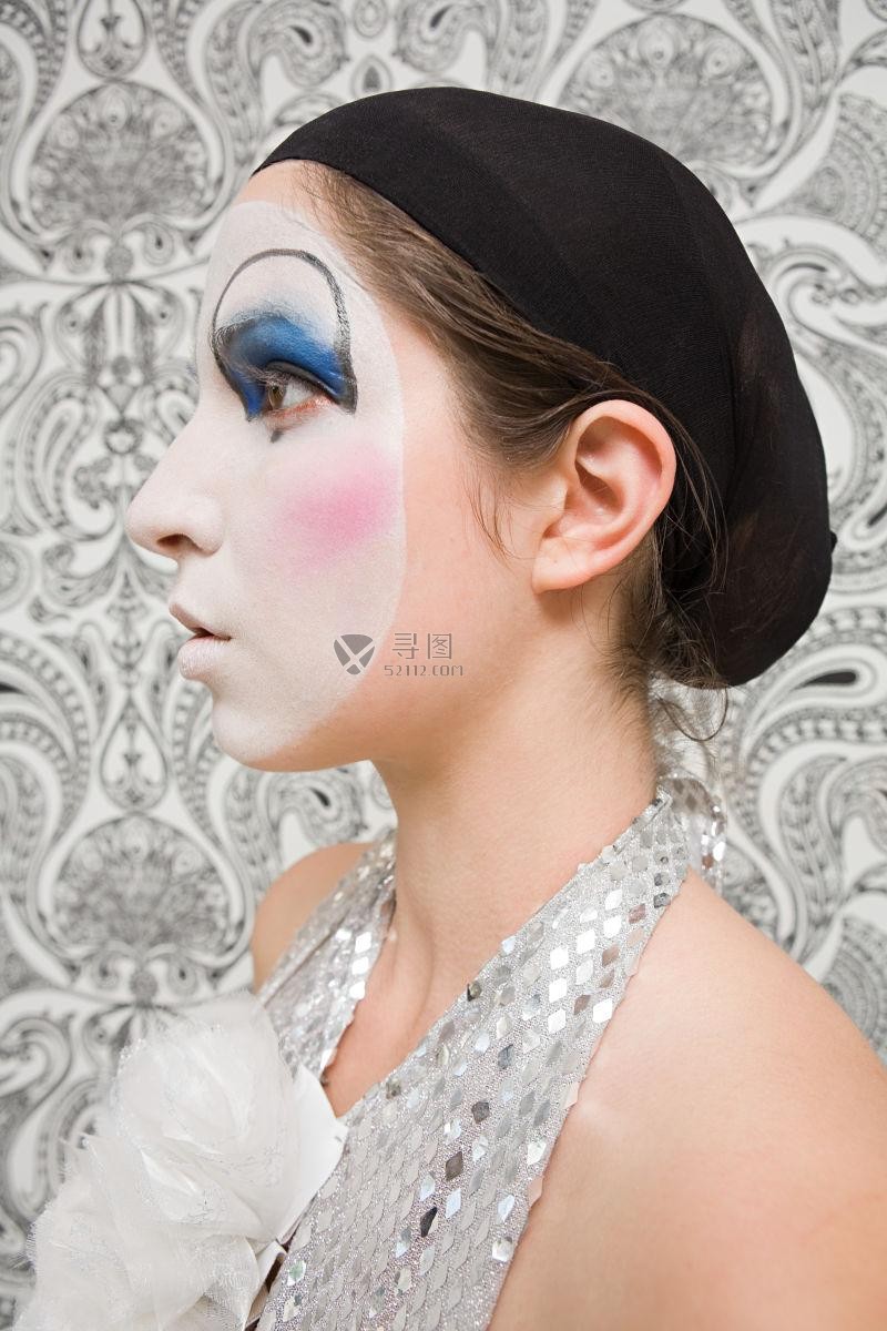 脸上画着小丑妆的女人