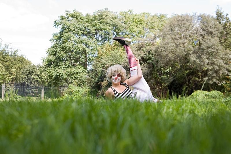 公园里的女小丑