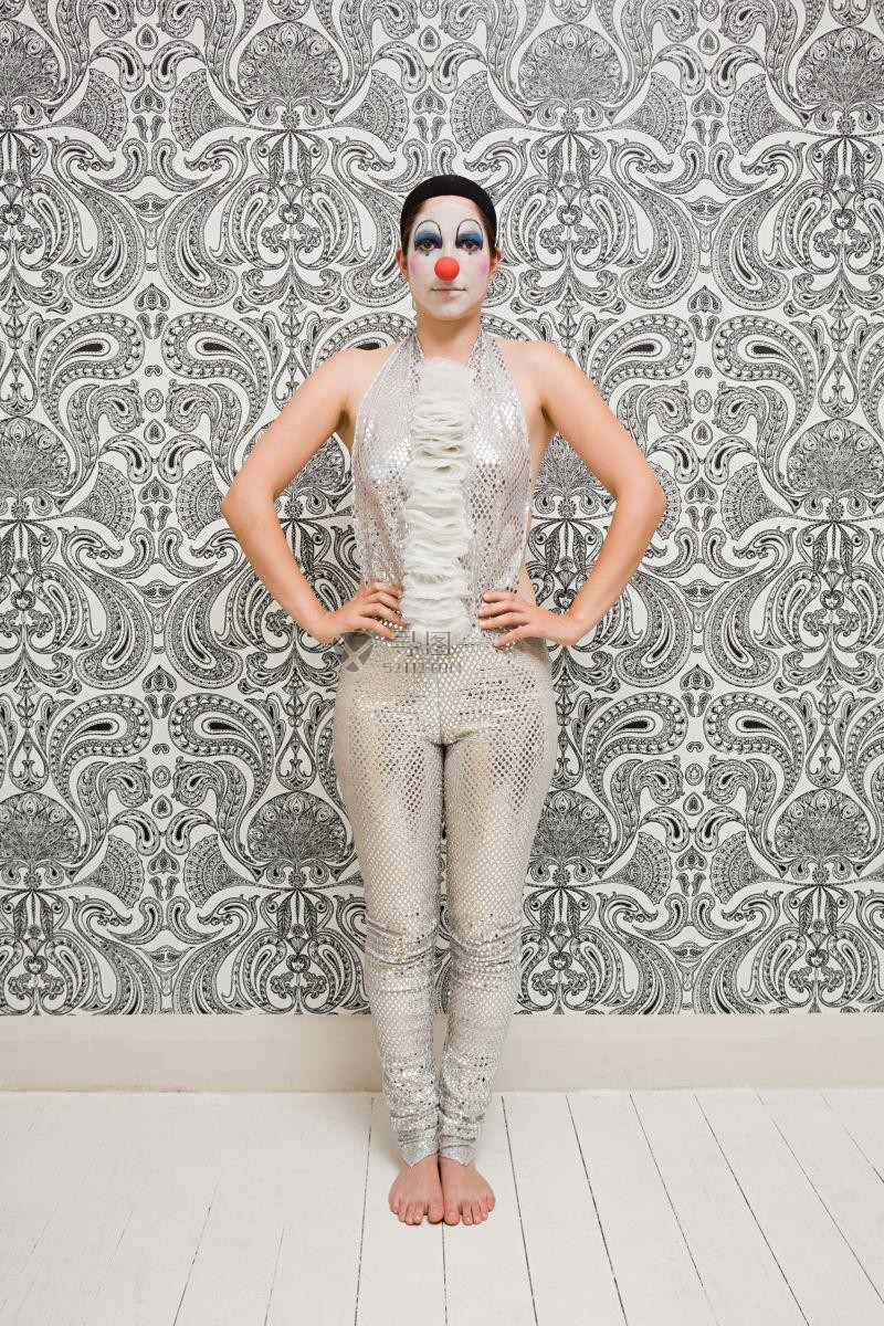 马戏团里的女小丑带着红鼻子