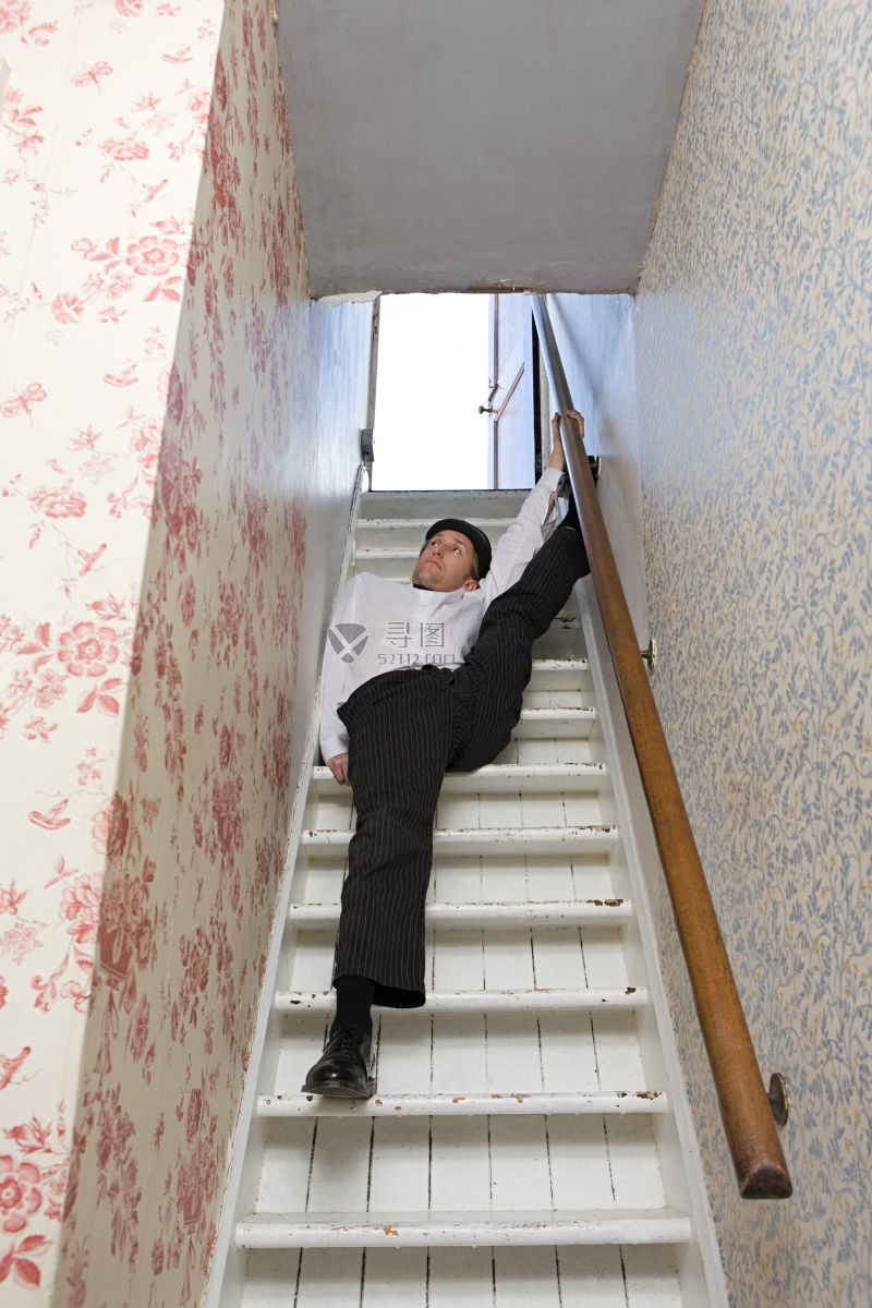 马戏团男子在楼梯上展示柔术