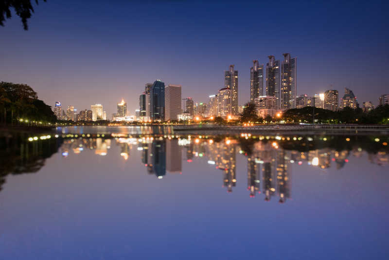 曼谷城市建筑在水面上的反射夜景图片 曼谷城市办公大楼在水面上的反射夜景素材 高清图片 摄影照片 寻图免费打包下载