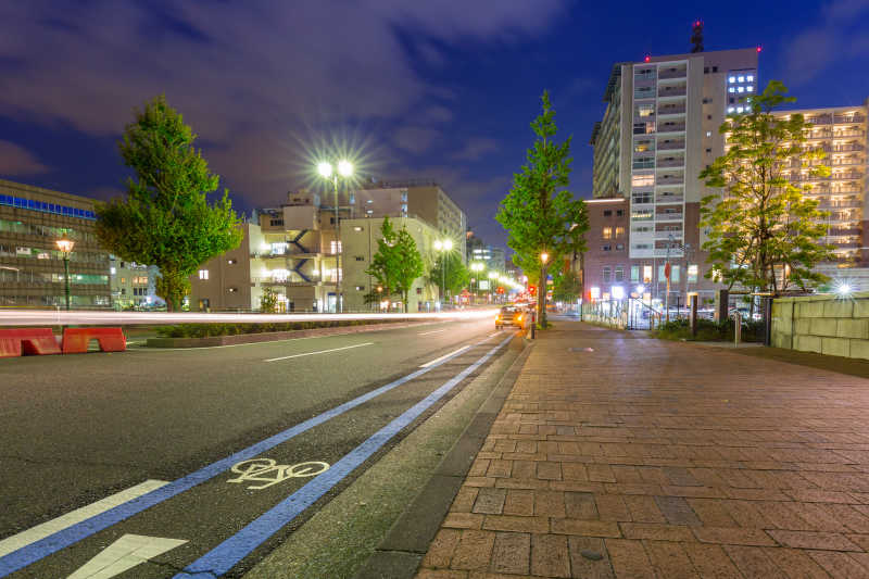 横滨夜间城市道路和建筑景观