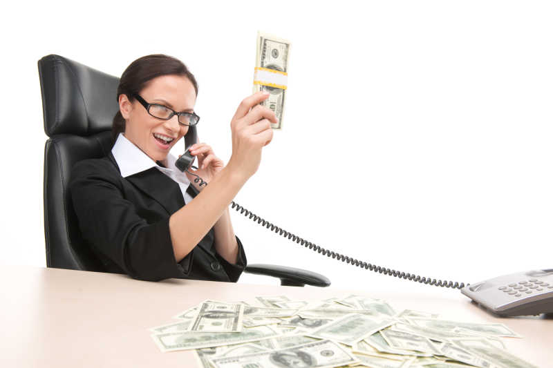 年轻的商人看着散落在桌上的钱