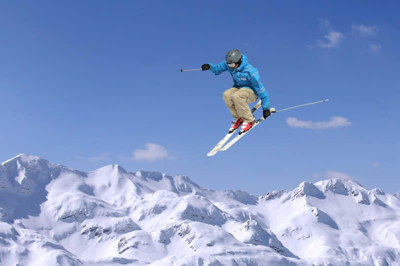 跳跃滑雪跳跃在山在阳光灿烂的日子