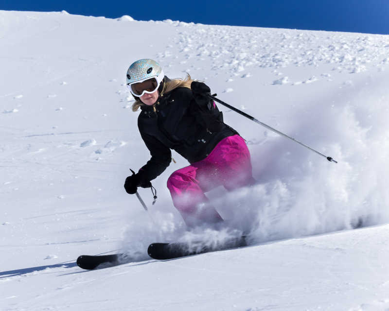 山地上滑雪者