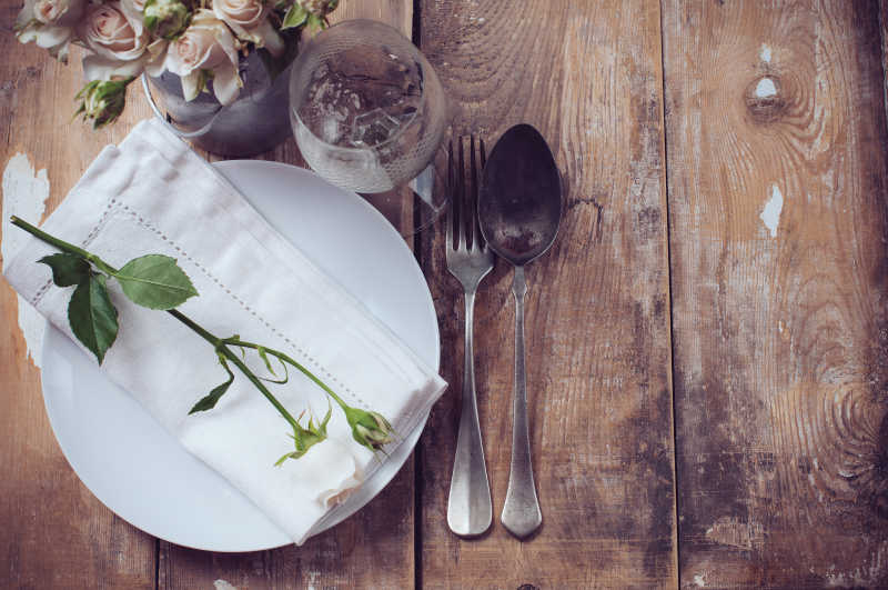 复古餐桌上的玫瑰花