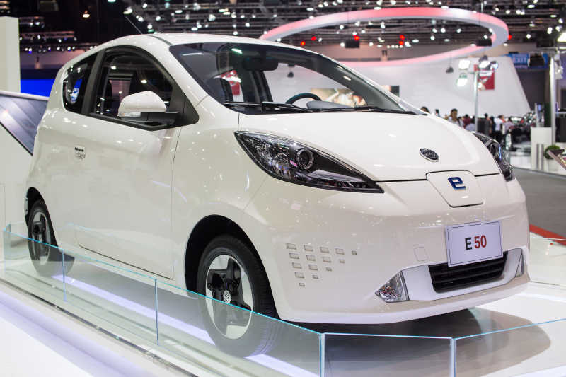 汽车展览上的白色小轿车