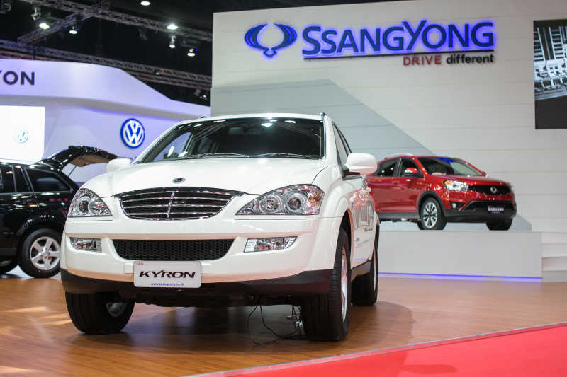 汽车展览上的白色汽车