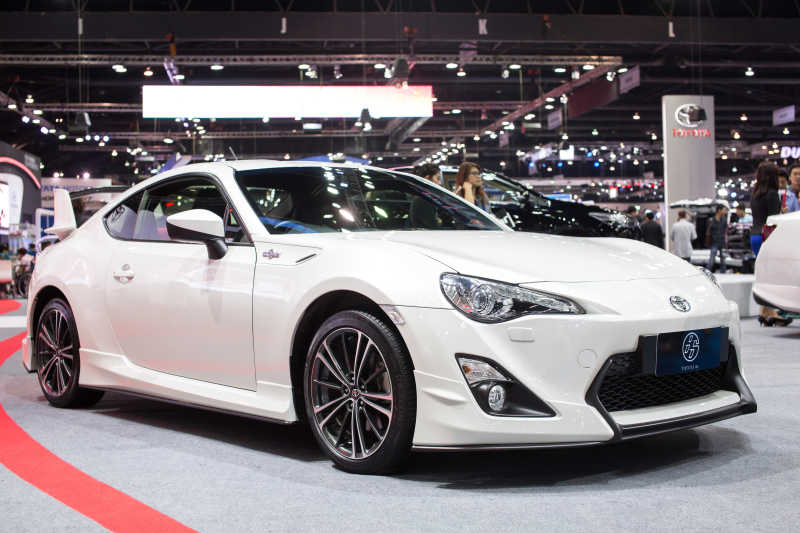 汽车展览上的白色丰田汽车