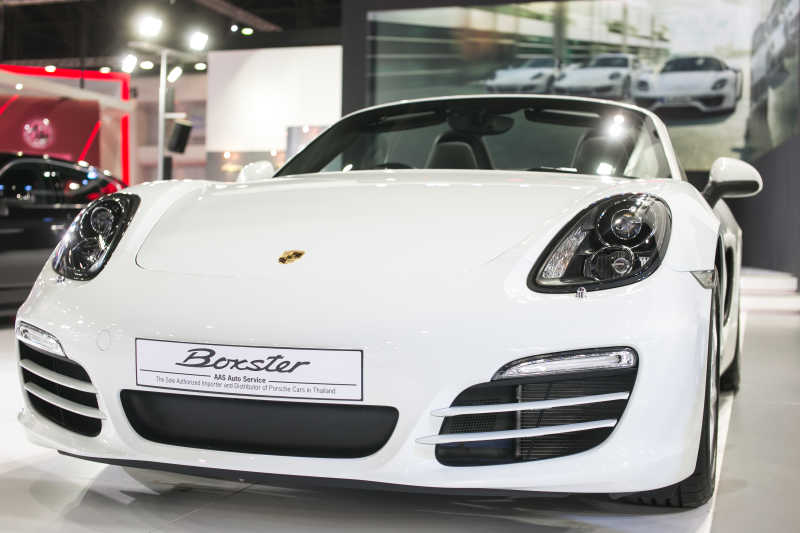 汽车展览上的白色保时捷