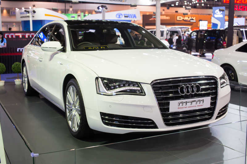 汽车展览上的白色奥迪