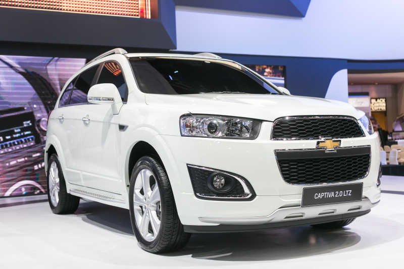 汽车展览上的白色雪佛兰