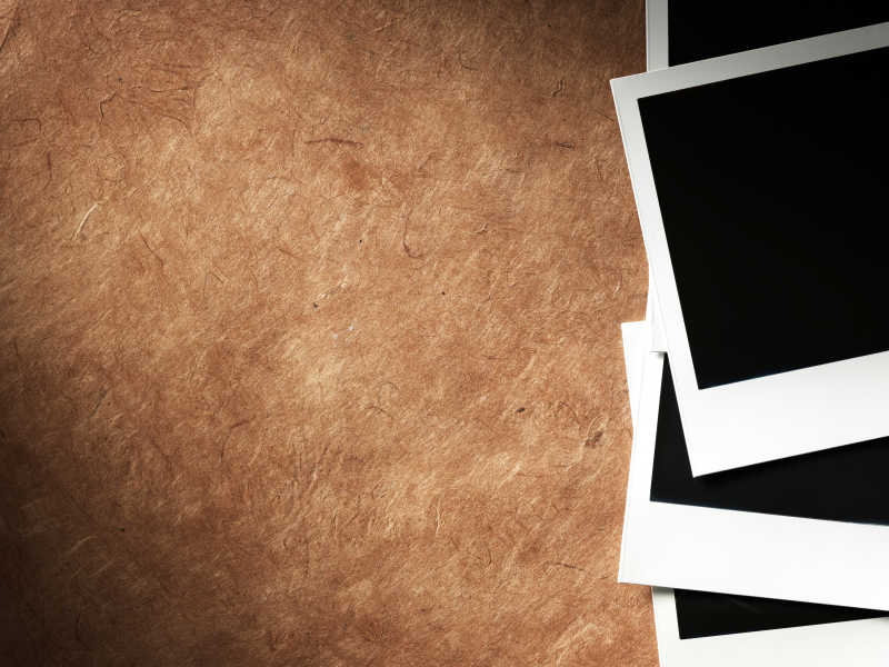 纸板上的宝丽来风格相框