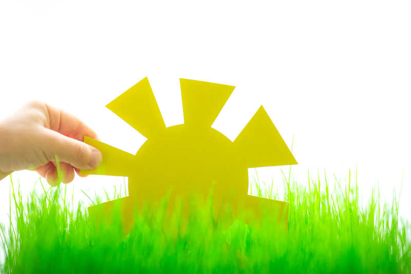 小孩拿着剪纸太阳