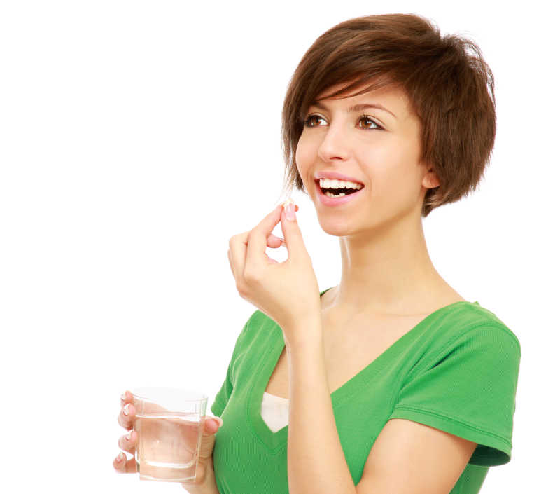 服用药片的女子